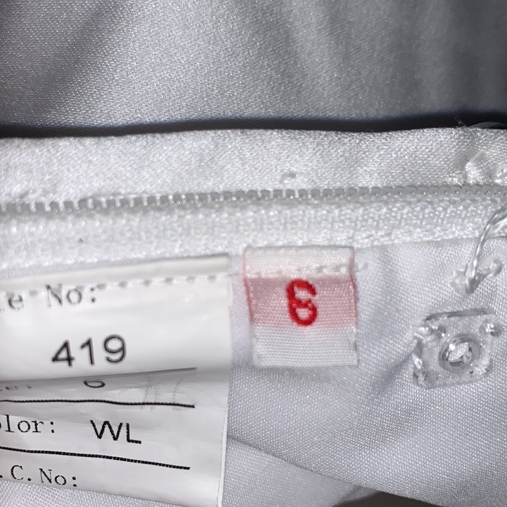 BONNY GORGEOUS SIZE 6 DETAILED WEDDING DRESS ALONG WITH A BEAUTIFUL VEIL - Picture 16 of 16